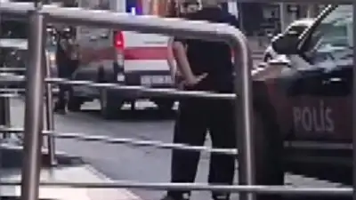 Büyükçekmece Halk Plajı'nda ailesiyle birlikte