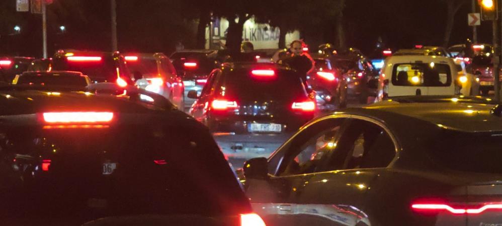 Trafikte bu hareket cezasız kalmadı! Kadıköy sahil yolunda