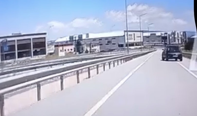 Bursa’da bu sürücünün ne yaptığını kimse anlamadı! Bursa'da bir sürücünün akan