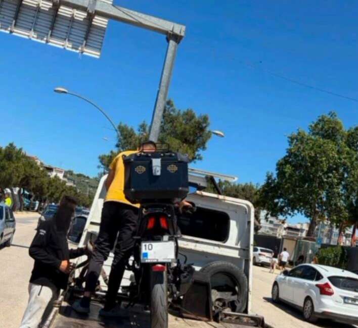 “Dur” ihtarına uymayan ehliyetsiz sürücüye ağır ceza! Balıkesir'in Erdek ilçesinde polis