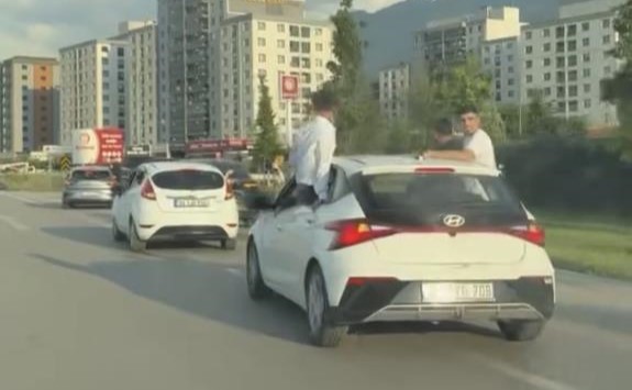 Bursa'da düğün konvoyunda tehlikeli