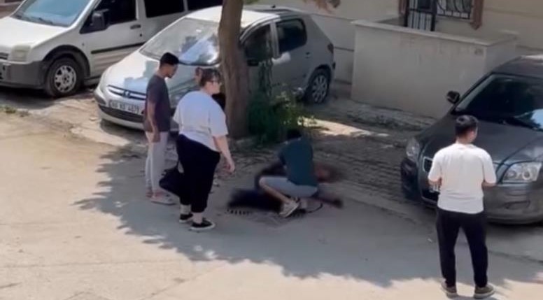 Bursa’da iki kardeş sokak ortasında bıçakla birbirine saldırdı Bursa’nın Osmangazi ilçesinde