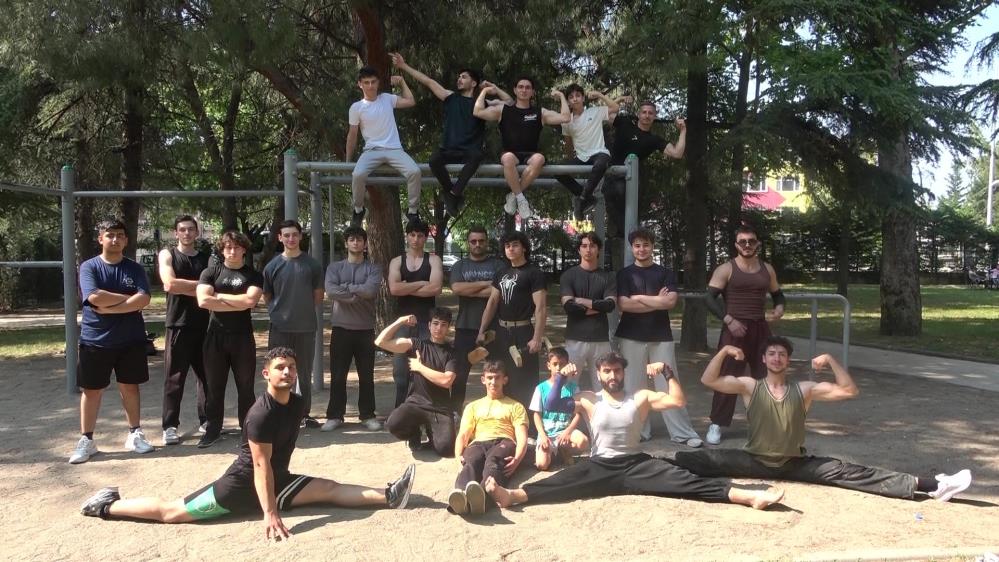 Bursa’da bu gençlerin sesine kulak verin! Bursa'da calisthenics (sokak antrenmanları)