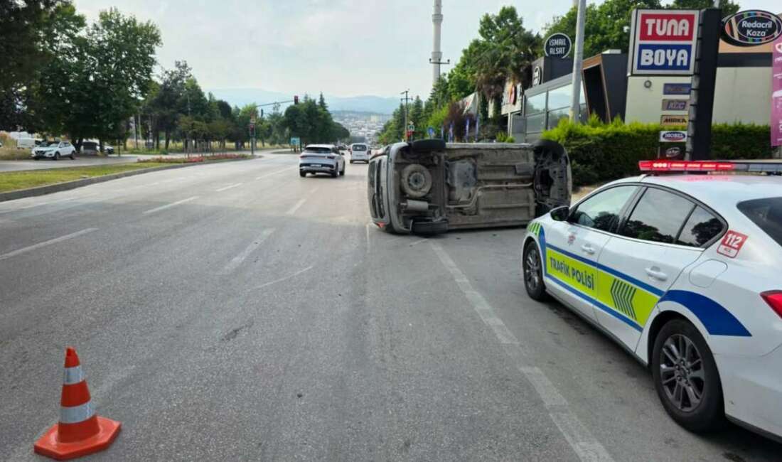 Bursa’da Kaldırıma çarpan araç takla attı: 2 yaralı Bursa'da sürücüsünün direksiyon hakimiyetini