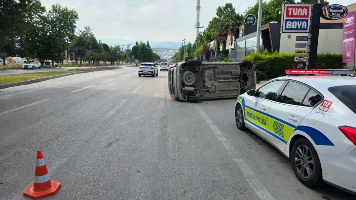 Bursa’da Kaldırıma çarpan araç takla attı: 2 yaralı