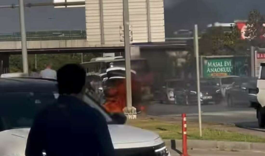 Seyir halindeki otomobil alev topuna döndü Bursa’da seyir halindeyken alev