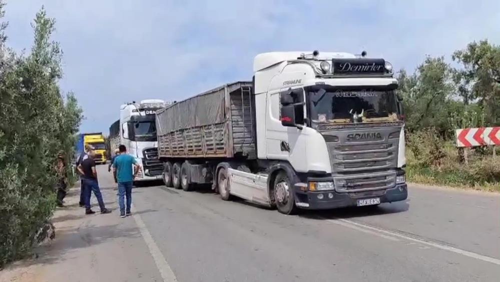 Bursa’da tırlar birbirine girdi! Bursa'nın İznik ilçesinde kömür