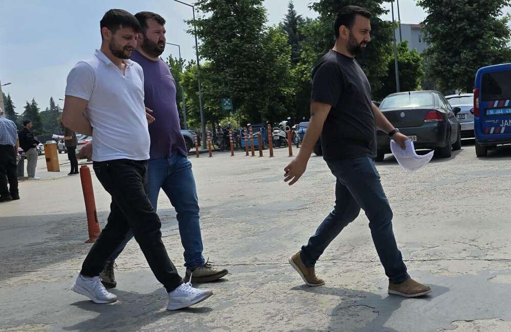 Bursa’da kimlik kontrolünde yakayı ele verdi! Bursa'nın İnegöl ilçesinde polisin