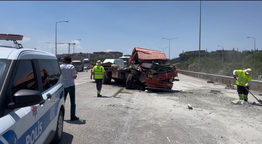 Bursa’da 4 araç birbirine girdi; Acı haber var Bursa'da İzmir-İstanbul Otoyolu Mudanya-Geçit