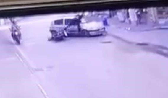 Bursa’da bu kazada sürücünün burnu bile kanamadı Bursa’da motosiklet ile otomobilin