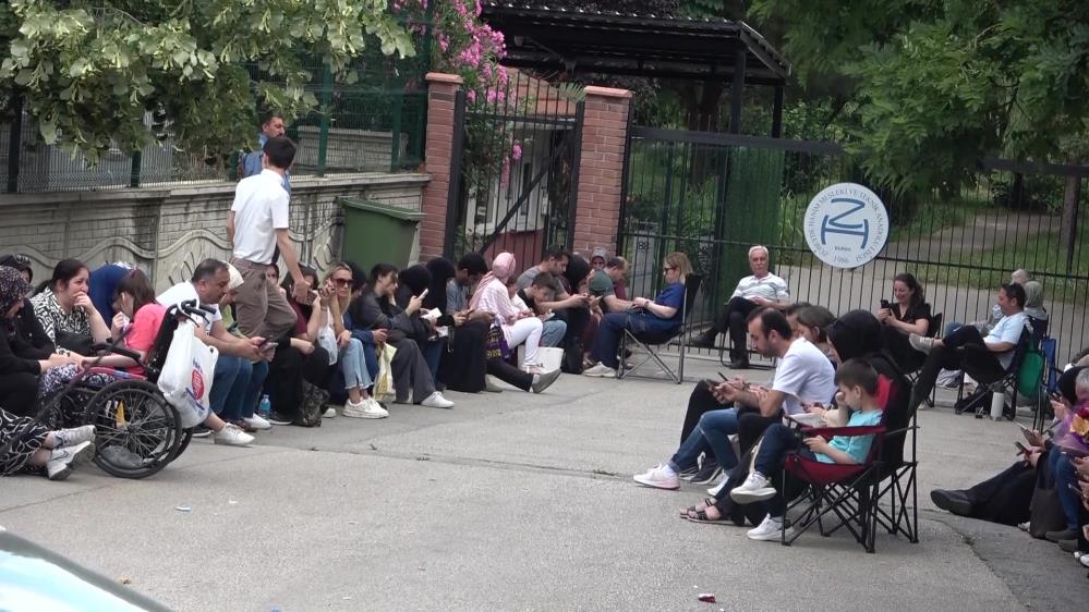 Bursa’da öğrenciler içeride veliler dışarıda ter döktü Milli Eğitim Bakanlığınca (MEB)