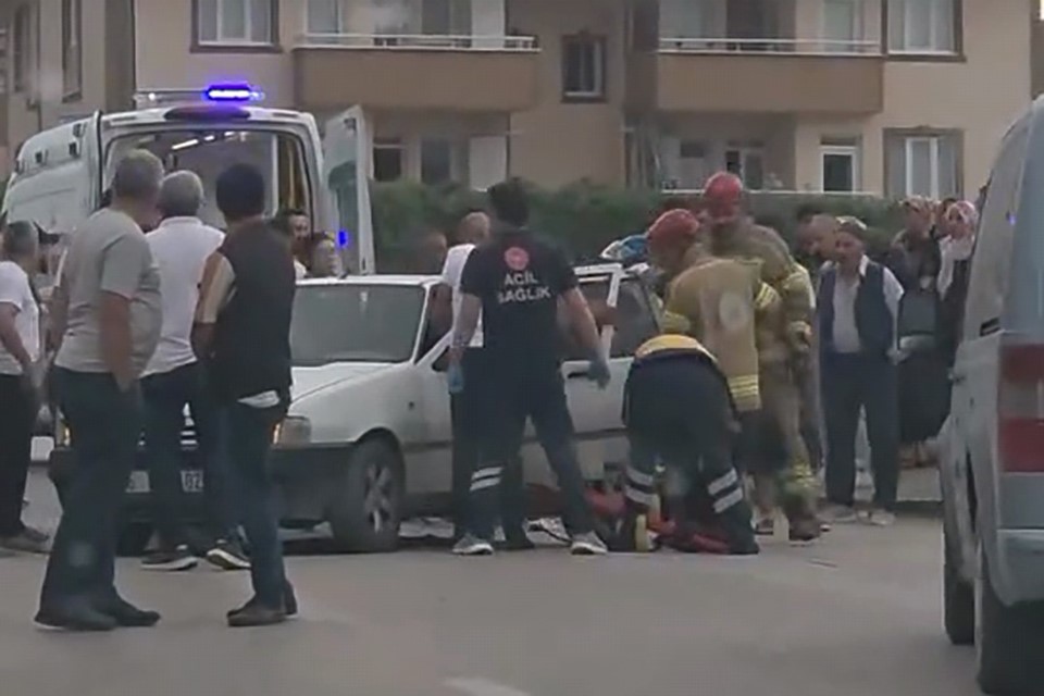 Bursa’da minibüs ile otomobil çarpıştı: 9 yaralı Bursa'nın İnegöl ilçesinde minibüs