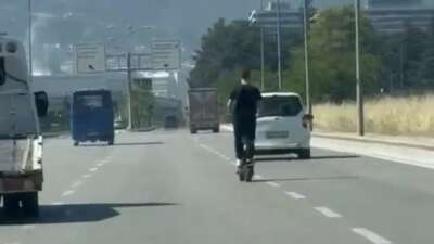 Bursa'da elektrikli scooter sürücüsünün trafikteki