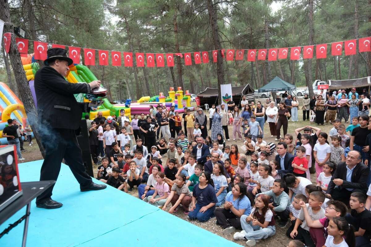 Orhaneli’de Yıl Sonu Sergisi ve Çocuk Şenliği Coşkusu: Renkli Görüntüler Ortaya Çıktı
