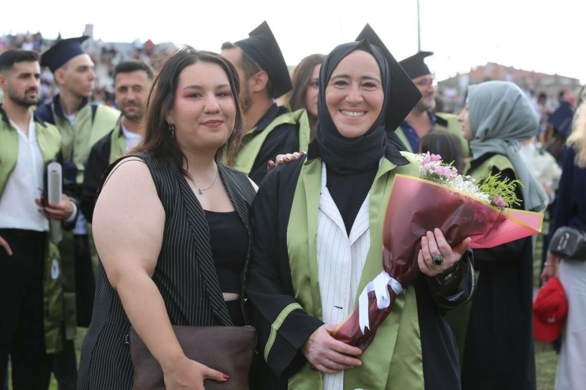 Anne-Kızın Üniversite yolculuğu mezuniyetle taçlandı