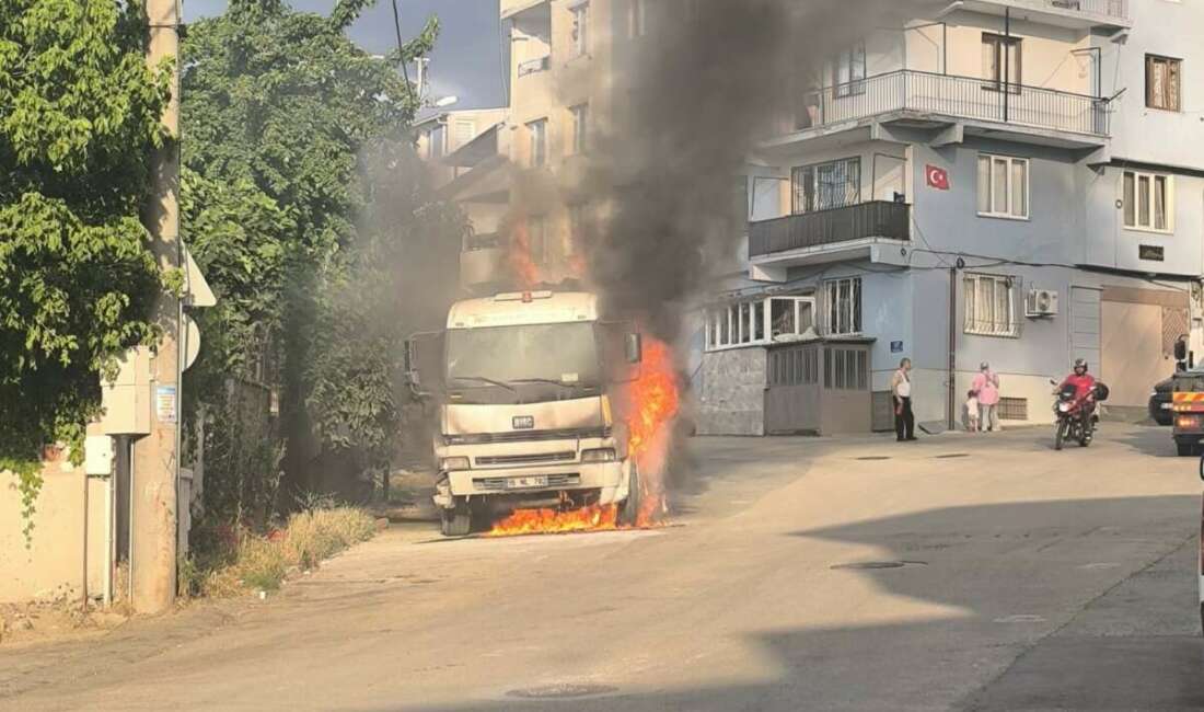 Bursa’da park halindeki kamyon alevlere teslim oldu Bursa’da park halindeki kamyonda