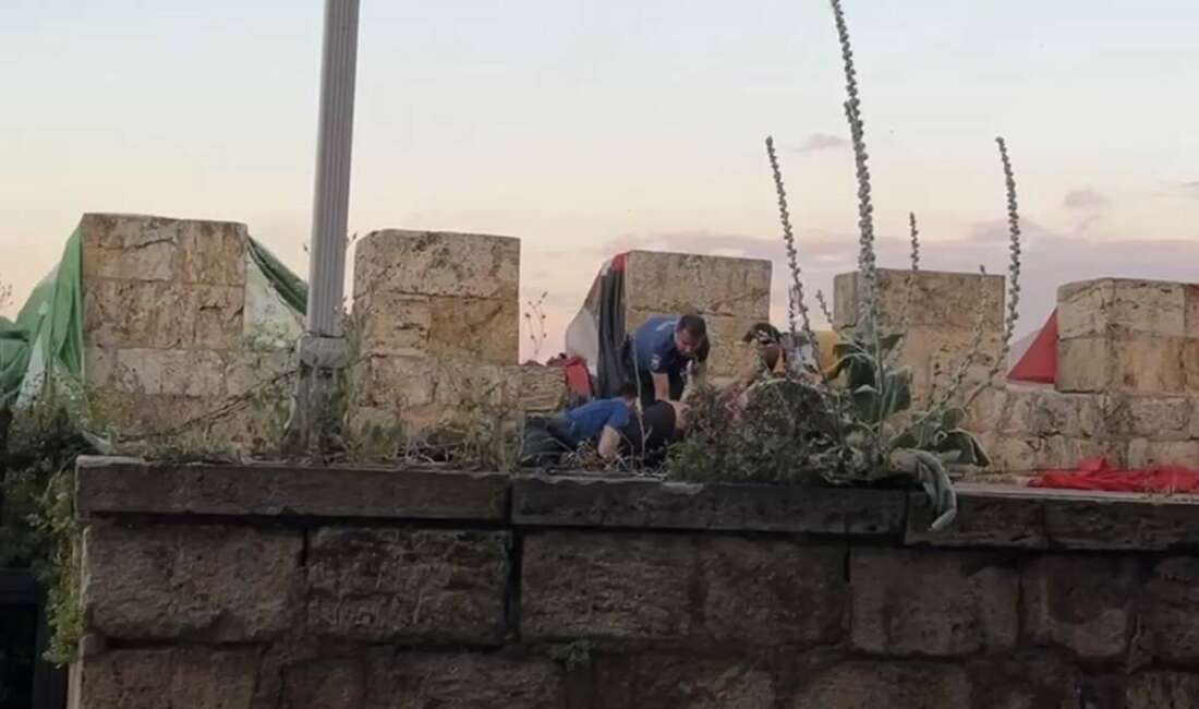Bursa’da surlarda intihara kalkışan genç son anda kurtarıldı Bursa'da Tophane surlarına çıkarak