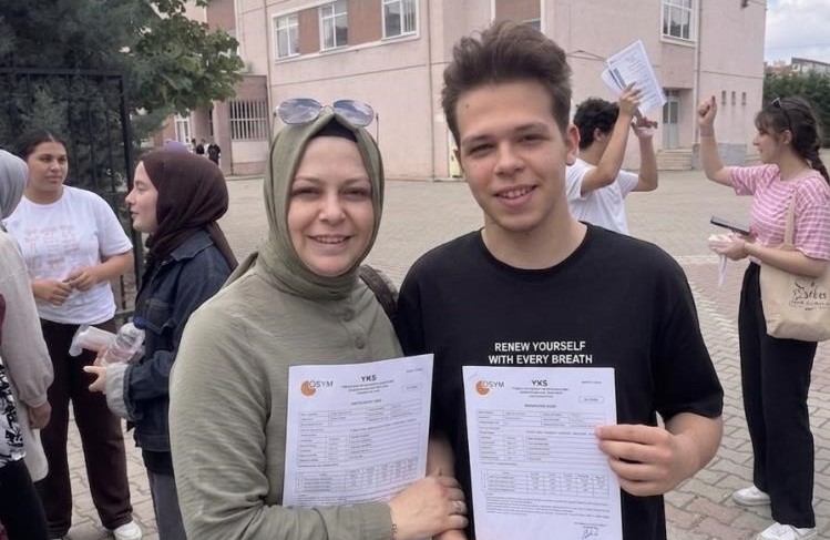 Bursa’da anne-oğulun YKS heyecanı! Bursa Yenişehir’de 40 yaşındaki