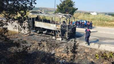 Bursa'da seyir halindeki servis otobüsü,