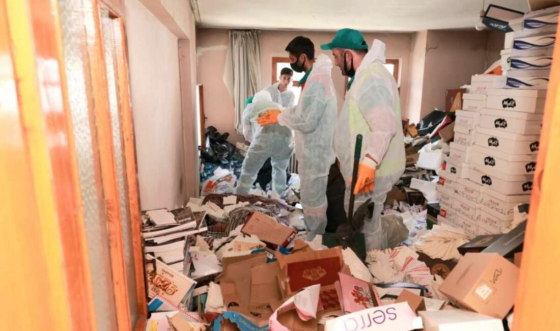 Bursa’da çöp ev temizlendi: 20 ton atık çıkarıldı Bursa’nın Osmangazi ilçesinde vatandaşlardan