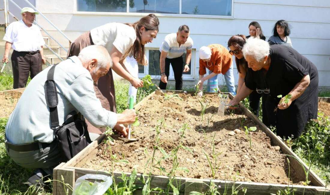 Nilüfer’de yaşlılar için hem bedene, hem de ruha iyi gelecek bir etkinlik! Nilüfer Belediyesi İnci ve