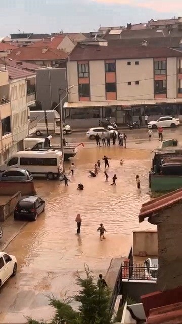 İnegöl’de dolu ve sağanak hayatı felç etti Bursa’nın İnegöl ilçesinde aniden