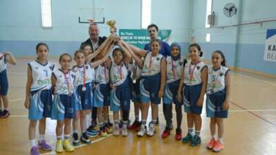 Karacabey Belediyespor'un minik kız basketbol