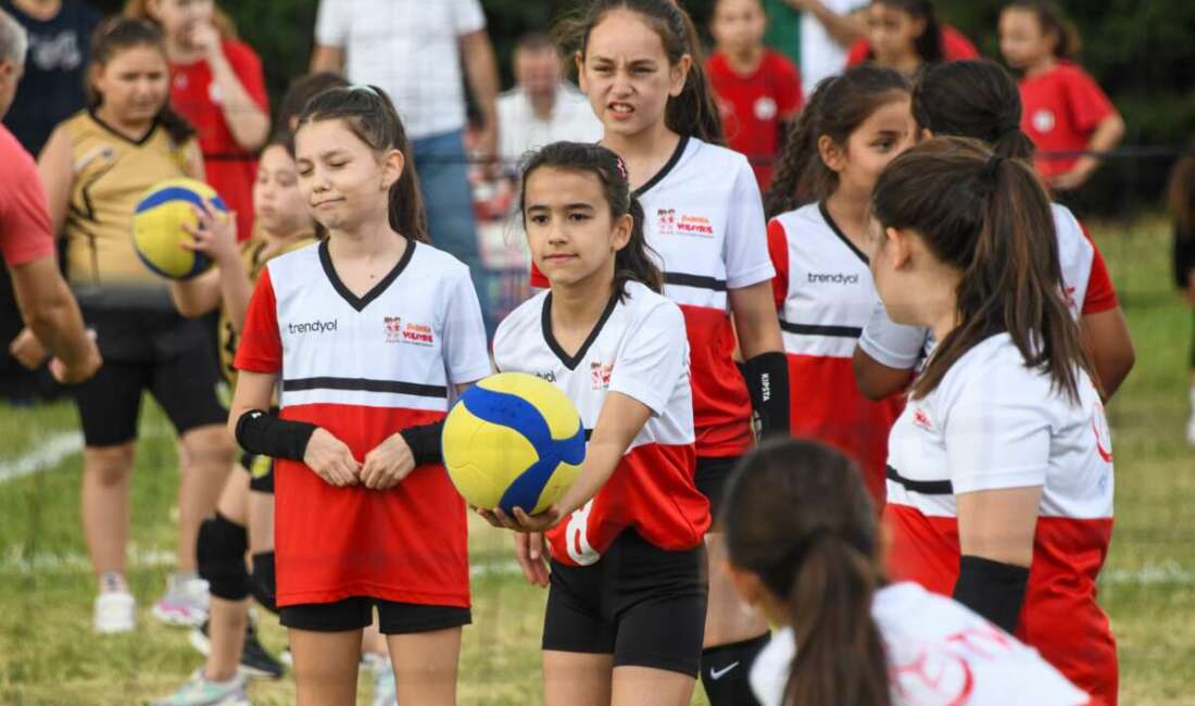 Osmangazi’de 1500 kız çocuğunun voleybol aşkı! Osmangazi Belediyesi’nin düzenlediği Mini