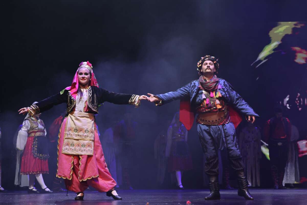 Nilüfer’de 300 dansçının muhteşem performansı mest etti