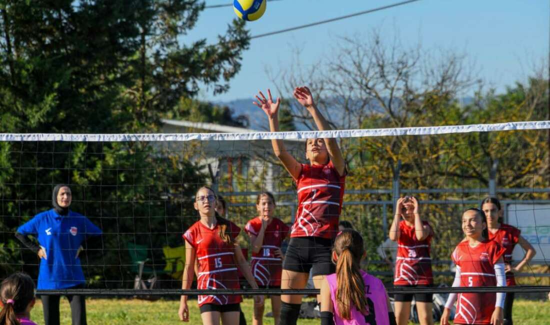 Osmangazi Mini Voleybol Şenliği’nde 1300 çocuk sahaya çıktı Osmangazi Belediyesi’nin bu yıl