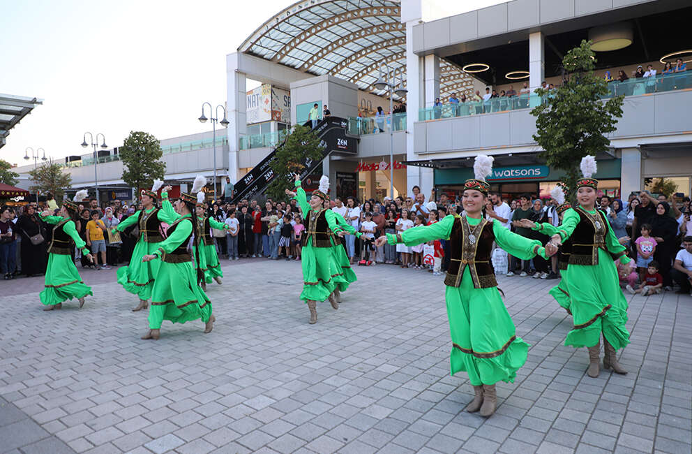 Festival coşkusu İnegöl’ü sardı! Gösteriler kentin dört bir yanına yayıldı Festival coşkusu İnegöl’ü sardı! Gösteriler kentin dört bir yanına yayıldı