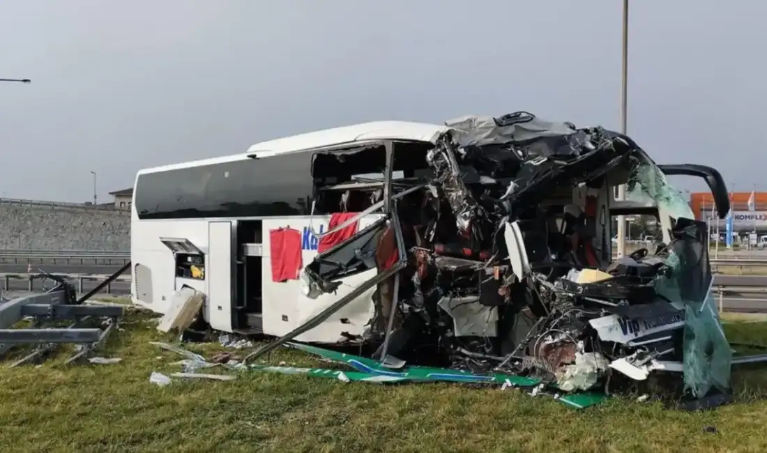 Yine yolcu otobüsü faciası; 4’ü ağır, 13 yaralı Bolu'da Anadolu Otoyolu'nda bariyer
