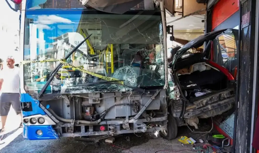 Kontrolden çıkan otobüs iş yerine girdi Ankara Mamak'ta kontrolden çıkan