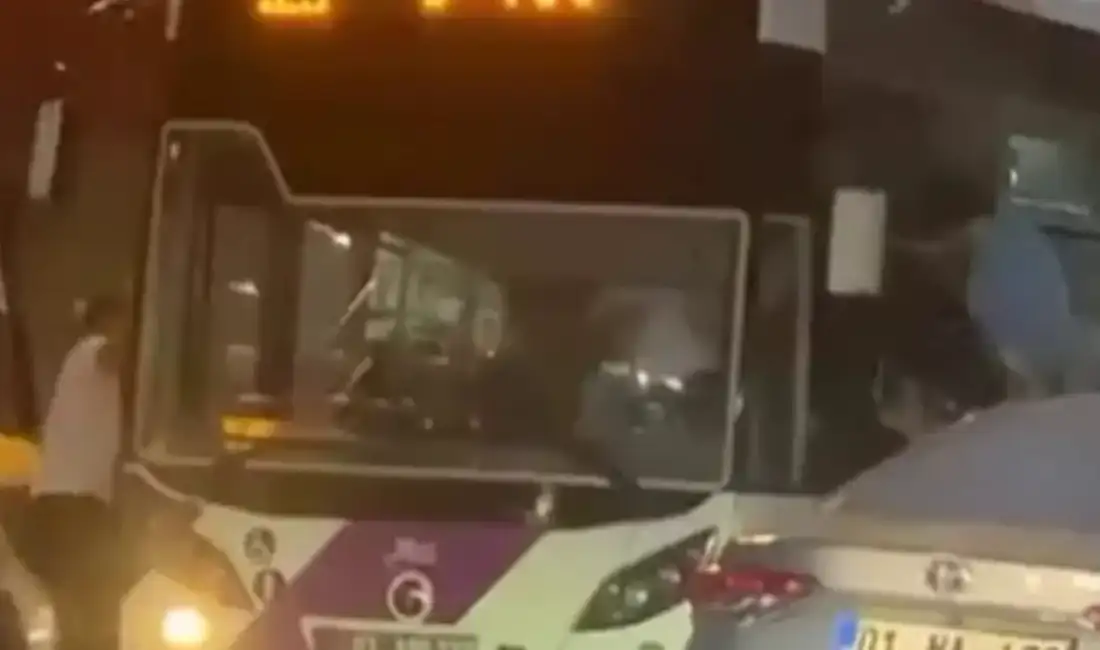 Seyir halindeki otobüsün şoförüne linç girişimi! Adana'da belediye otobüsü şoförü,