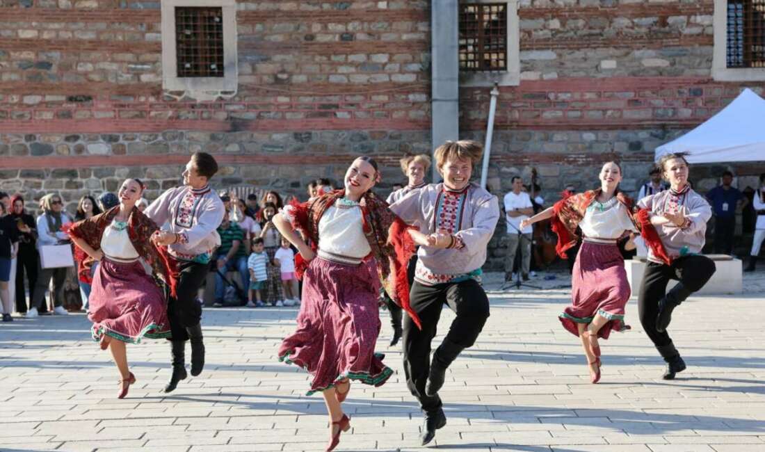Halk dansları rüzgârı Bursa’nın dört bir yanını sardı 38. Uluslararası Altın Karagöz
