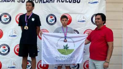 Osmangazi Belediyespor Yüzme Takımı sporcuları,