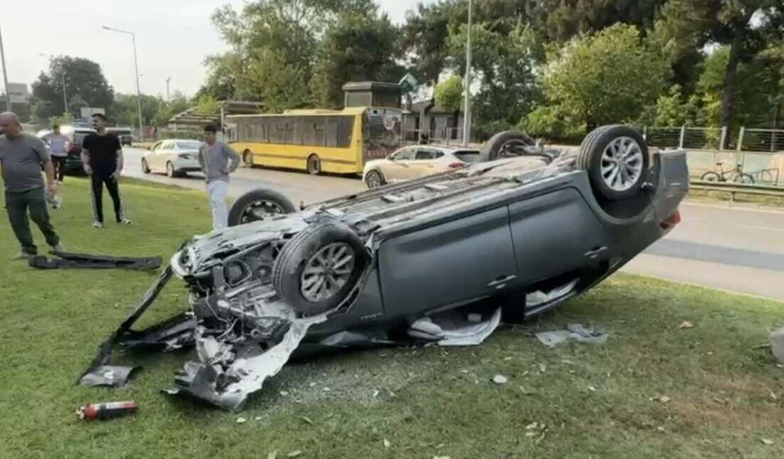 Bursa’da korkutan kaza: Takla atan araçtan yara almadan çıktılar Bursa’da 3 aracın karıştığı