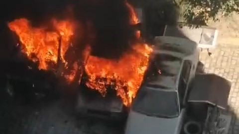 Bursa’da otomobiller alev alev yandı Bursa'da park halindeki üç