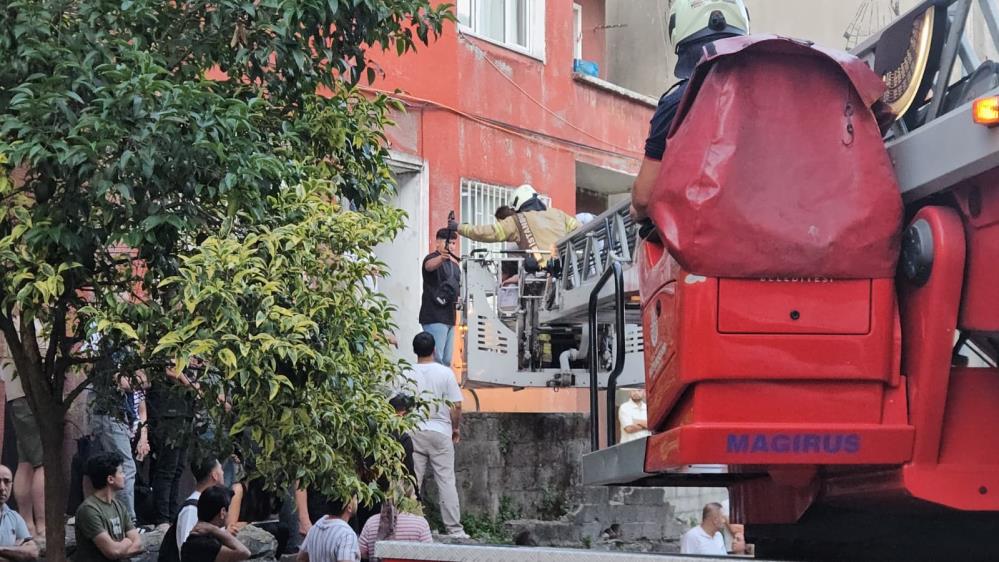 5 katlı binada çıkan yangında 7 kişi kurtarıldı Kağıthane’de 5 katlı binanın
