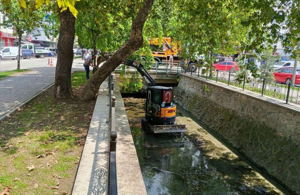 Bursa Gemlik’te dereler temizleniyor Gemlik ilçe merkezinden geçen