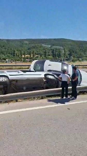 Bursa’da feci kaza; İki araç bariyerlerin arasında sıkıştı Bursa'nın İnegöl ilçesinde meydana