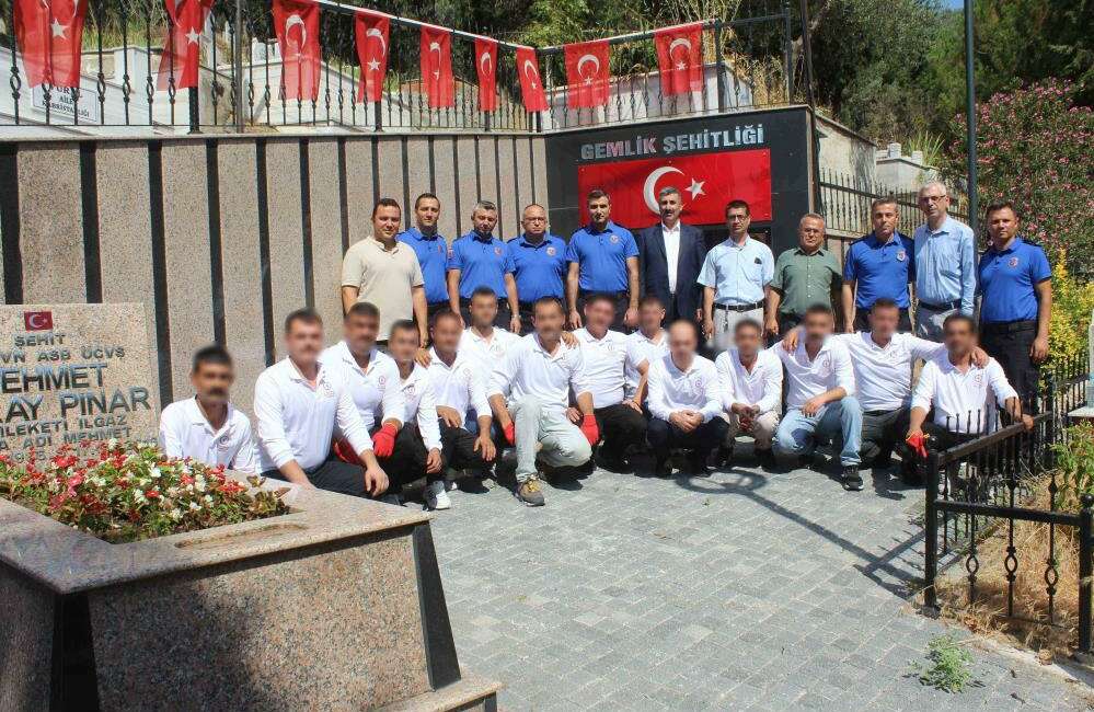 Bursa’da hükümlü ve cezaevi personelinden şehitliğe anlamlı ziyaret Bursa'nın Gemlik ilçesinde Açık