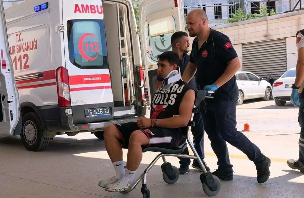 Bursa’da korkutan kaza; Lastiği patlayan araç şarampole uçtu Bursa'nın İnegöl ilçesinde lastiği