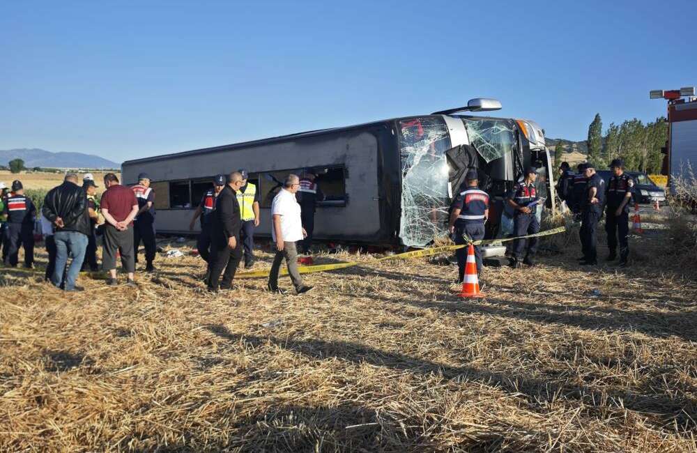 Yine otobüs faciası; 2’si ağır 46 yaralı Amasya’nın Merzifon ilçesinde çift