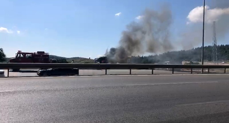 Bursa’da seyir halindeki tır alev alev yandı Bursa’nın Gemlik ilçesinde seyir