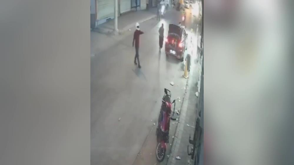 Kasklı saldırgan iş yerini kurşunladı Adana'da kasklı bir saldırganın