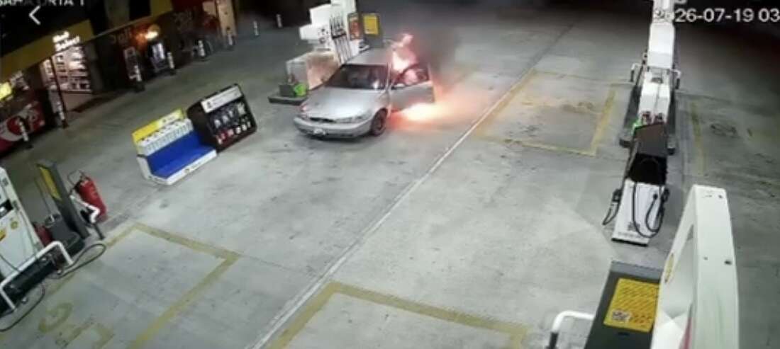 Yakıt almaya geldi, aracı alev topuna döndü Bursa-İstanbul yolu üzerindeki bir