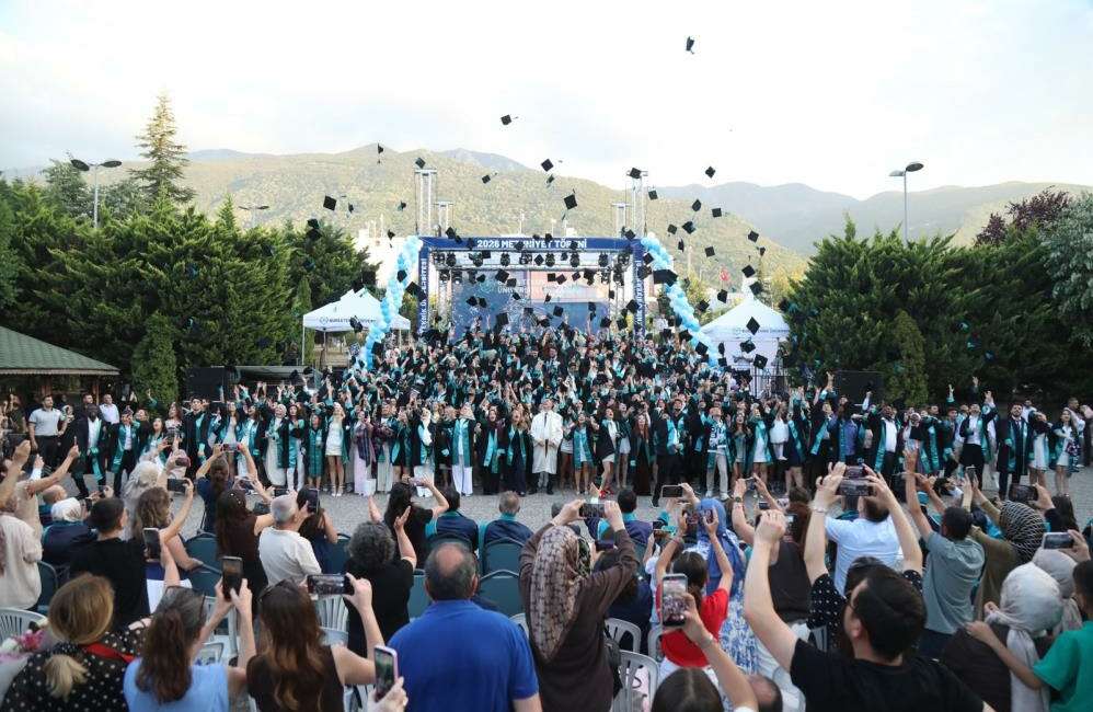 Bursa Teknik Üniversitesinde mezuniyet heyecanı Bursa Teknik Üniversitesi (BTÜ) 2025-2026