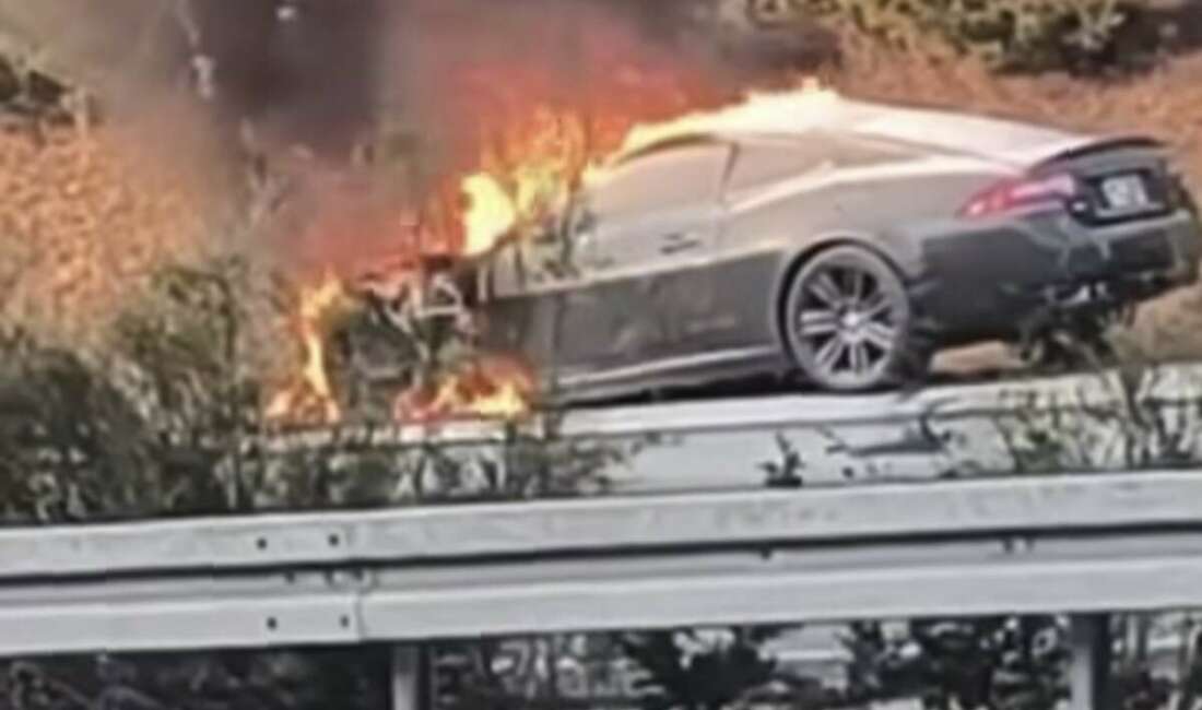 Bursa’da seyir halindeki otomobil alevlere teslim oldu Bursa’da çevre yolunda ilerleyen