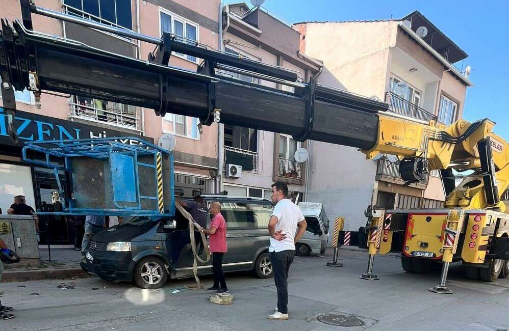 Bursa’da eşya taşıma asansörü böyle devrildi! Bursa'nın İnegöl ilçesinde meydana